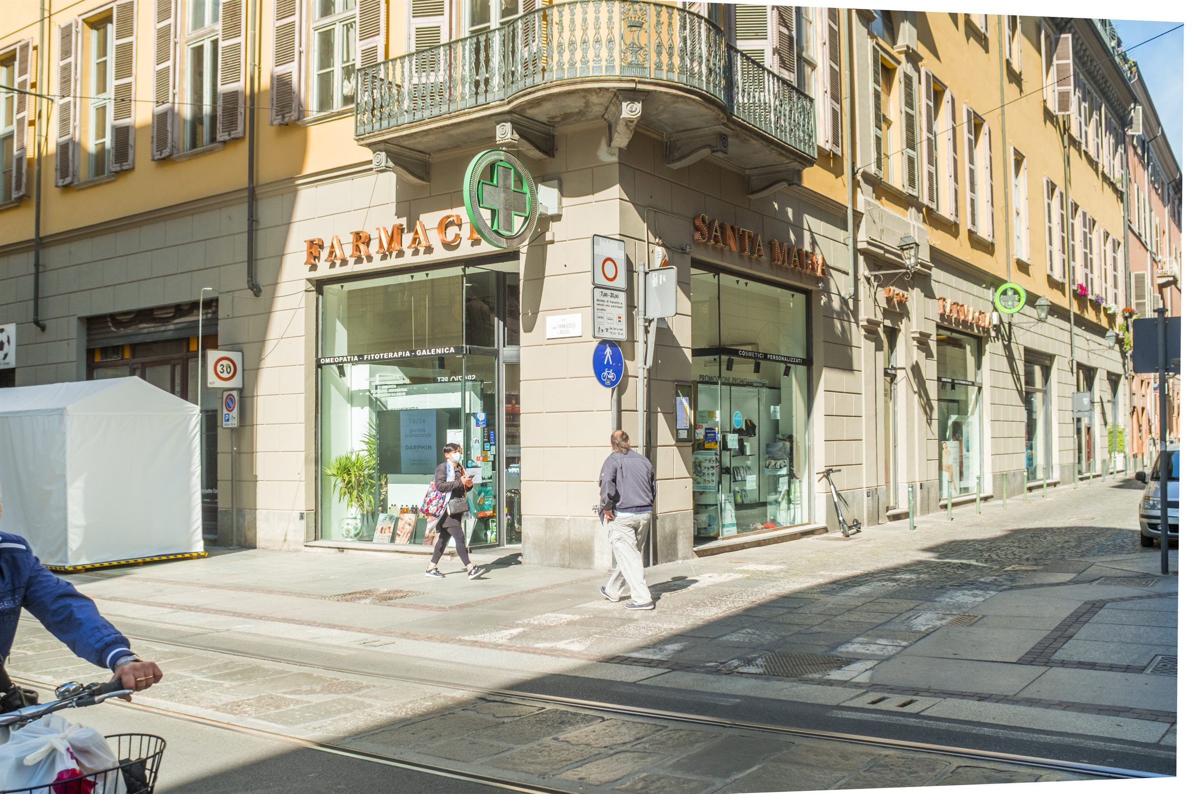 La facciata della Farmacia Collegiata Santa Maria all'angolo di Via San Francesco d'Assisi, Torino